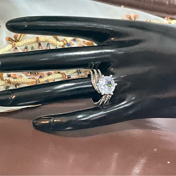 Elegant Silver Ring with Large Gemstone 7 - Picture 7 of 12